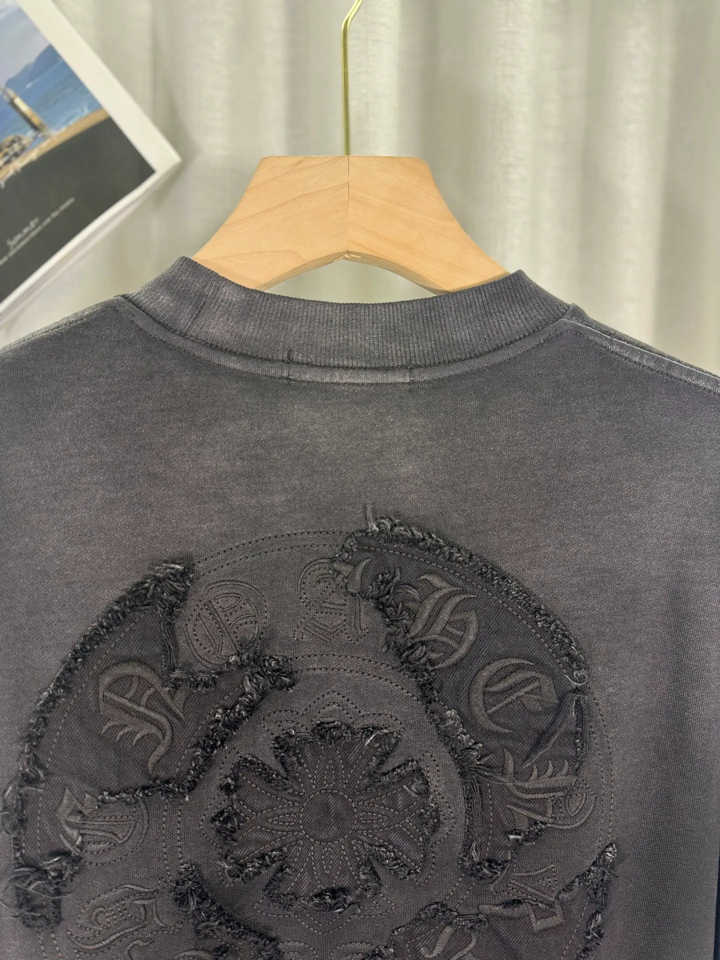 P260 top version, real shot without P, ​​different from market currency) 𝗖𝗵𝗿𝗼𝗺𝗲 𝗛𝗲𝗮𝗿𝘁𝘀/Cro Heart 2025 washed patch embroidery autumn and winter new original single counter American laser burnt 3D three-dimensional color embroidered couple casual sweatshirt 👑The highest version! Customized fabric 430g tripe terry fabric! American acid-washed and distressed original fabric laser burnt ✟appliqué embroidery and exquisite embroidery of letters! The best-selling model in the counter, very comfortable to wear. Accessories: original molded and authenticated collar label➕100% silk wash label. Genuine purchase-grade original hangtag➕matching hanging rope➕3D hanging beads➕original packaging bag. Craftsmanship: The original version has consistent wiring! The highest version of the armhole matching technique! Color: Red Black Size: S M L XL Style No.: 9308